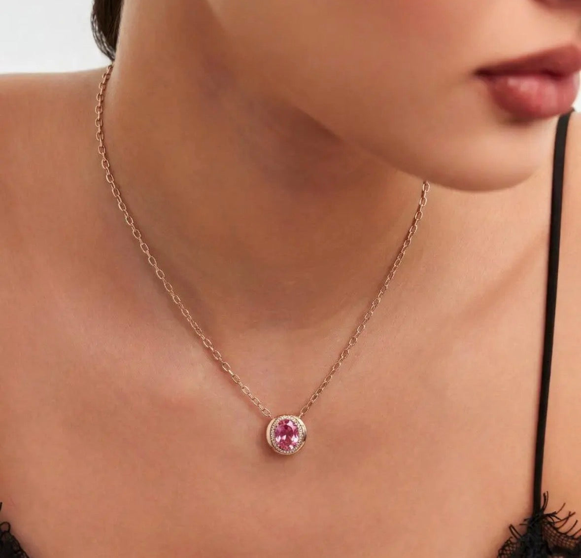 COLAR COM CRISTAL OVAL E CONTORNADO DE ZIRCÔNIAS