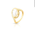 ANEL COM FILEIRA CURVA ABAULADA E CRISTAL OVAL